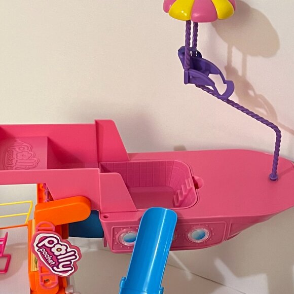 Polly Pocket! So Hip Cruise Ship Playset with 3 Dolls, Accessories and Box - Picture 10 of 16